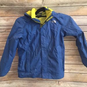Boys North Face rain coat. Size 7/8 Blue.